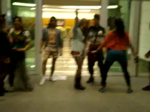 Demi Dançando Na Porta Do Hotel RJ 178