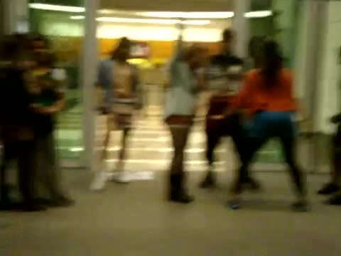 Demi Dançando Na Porta Do Hotel RJ 185