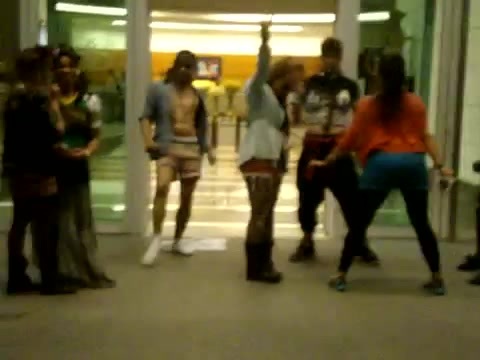 Demi Dançando Na Porta Do Hotel RJ 186
