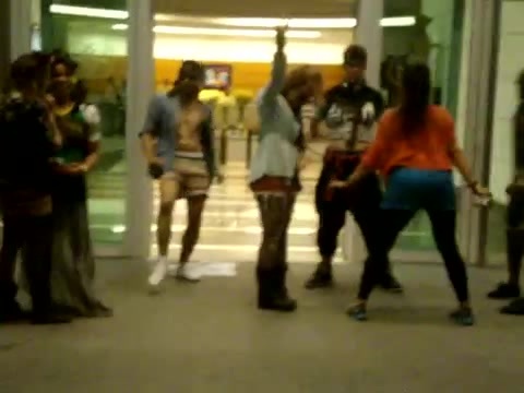 Demi Dançando Na Porta Do Hotel RJ 188