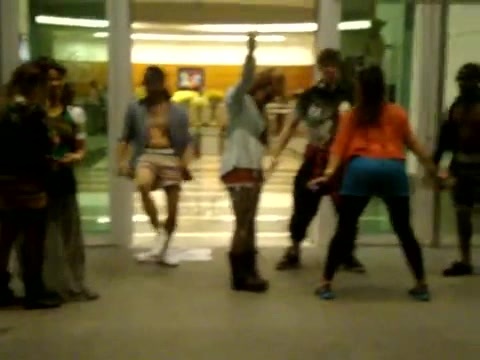 Demi Dançando Na Porta Do Hotel RJ 195