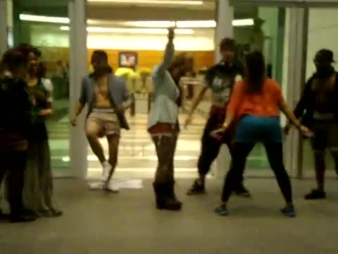 Demi Dançando Na Porta Do Hotel RJ 196