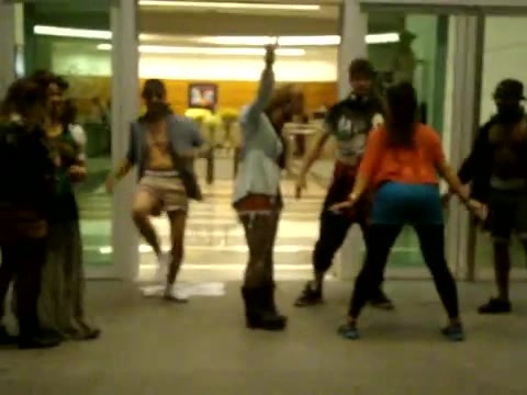 Demi Dançando Na Porta Do Hotel RJ 199
