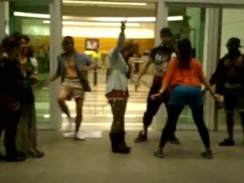 Demi Dançando Na Porta Do Hotel RJ 200