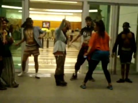 Demi Dançando Na Porta Do Hotel RJ 208