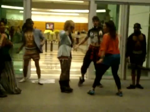 Demi Dançando Na Porta Do Hotel RJ 210