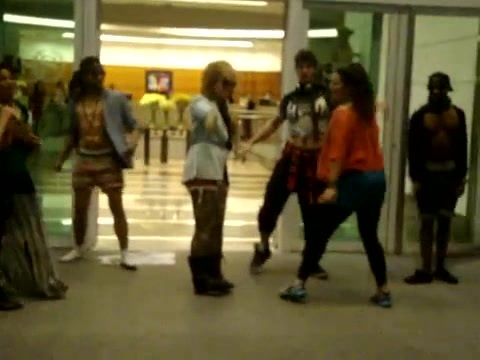 Demi Dançando Na Porta Do Hotel RJ 211