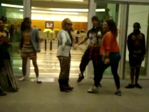 Demi Dançando Na Porta Do Hotel RJ 213