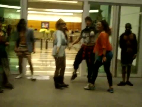 Demi Dançando Na Porta Do Hotel RJ 216