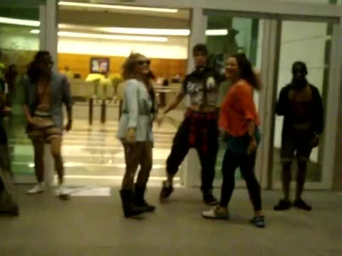 Demi Dançando Na Porta Do Hotel RJ 218