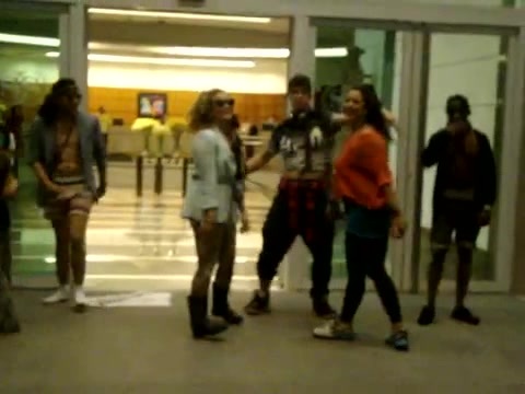 Demi Dançando Na Porta Do Hotel RJ 222