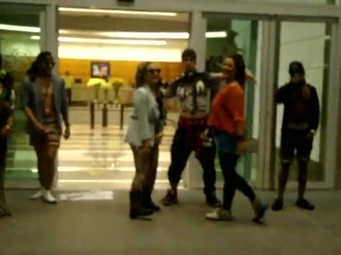 Demi Dançando Na Porta Do Hotel RJ 229