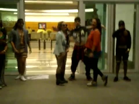 Demi Dançando Na Porta Do Hotel RJ 232