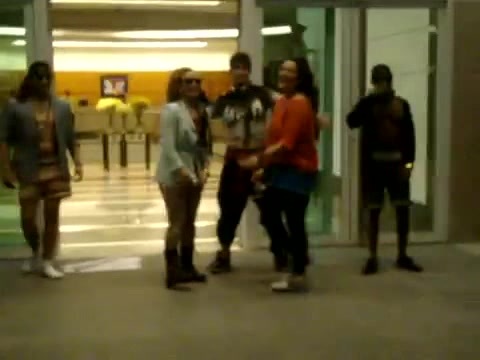 Demi Dançando Na Porta Do Hotel RJ 239
