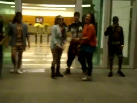 Demi Dançando Na Porta Do Hotel RJ 242 - Demi - Dance in the hotel lobby