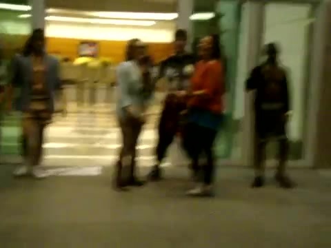 Demi Dançando Na Porta Do Hotel RJ 243