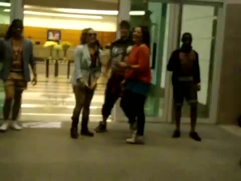 Demi Dançando Na Porta Do Hotel RJ 246