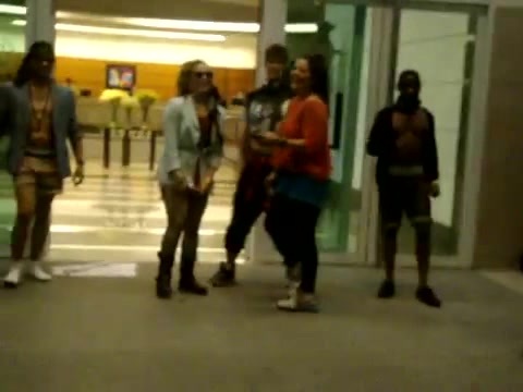Demi Dançando Na Porta Do Hotel RJ 247