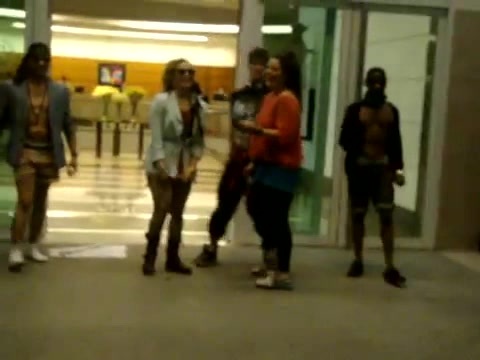 Demi Dançando Na Porta Do Hotel RJ 249