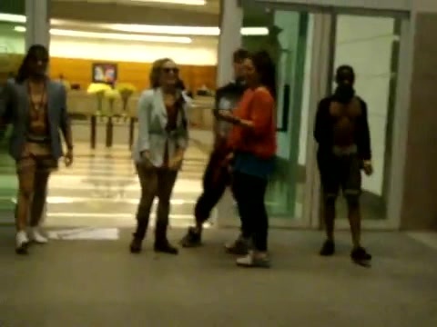 Demi Dançando Na Porta Do Hotel RJ 251