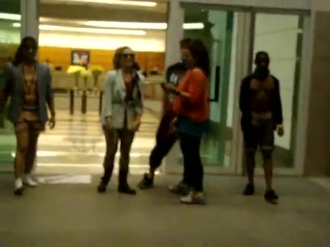 Demi Dançando Na Porta Do Hotel RJ 253