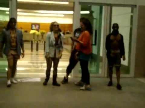 Demi Dançando Na Porta Do Hotel RJ 255