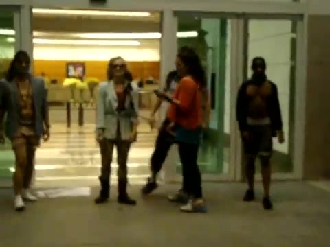 Demi Dançando Na Porta Do Hotel RJ 257