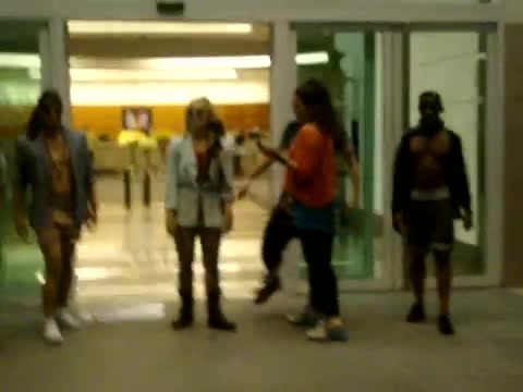 Demi Dançando Na Porta Do Hotel RJ 260