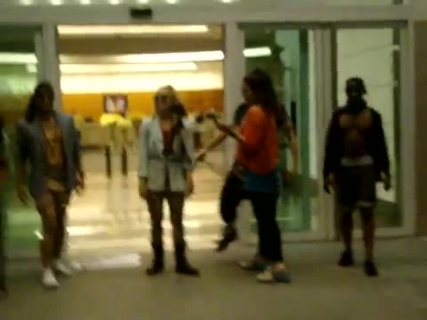 Demi Dançando Na Porta Do Hotel RJ 261 - Demi - Dance in the hotel lobby
