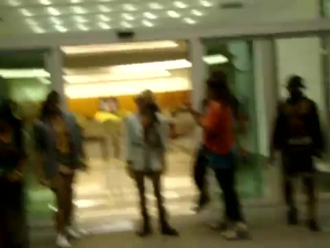 Demi Dançando Na Porta Do Hotel RJ 264