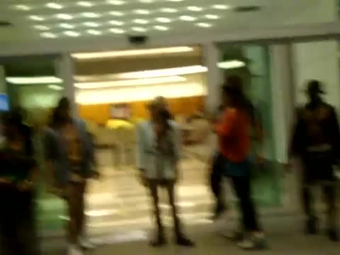 Demi Dançando Na Porta Do Hotel RJ 266