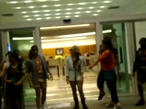 Demi Dançando Na Porta Do Hotel RJ 269 - Demi - Dance in the hotel lobby