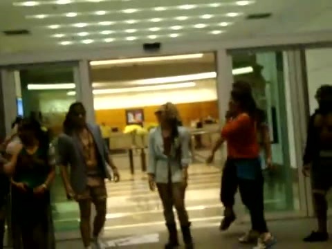 Demi Dançando Na Porta Do Hotel RJ 271