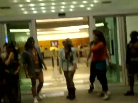 Demi Dançando Na Porta Do Hotel RJ 275 - Demi - Dance in the hotel lobby