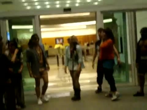 Demi Dançando Na Porta Do Hotel RJ 278