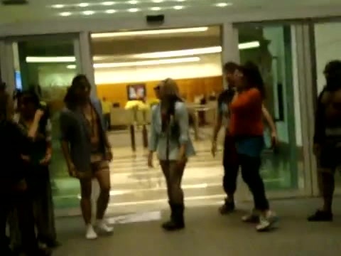 Demi Dançando Na Porta Do Hotel RJ 279