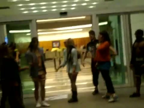 Demi Dançando Na Porta Do Hotel RJ 285