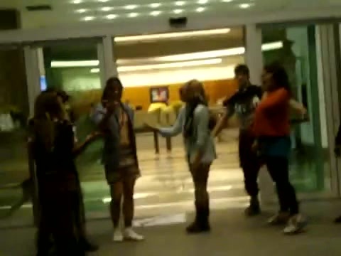 Demi Dançando Na Porta Do Hotel RJ 291