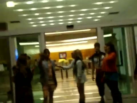 Demi Dançando Na Porta Do Hotel RJ 300