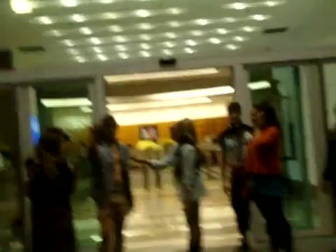 Demi Dançando Na Porta Do Hotel RJ 301