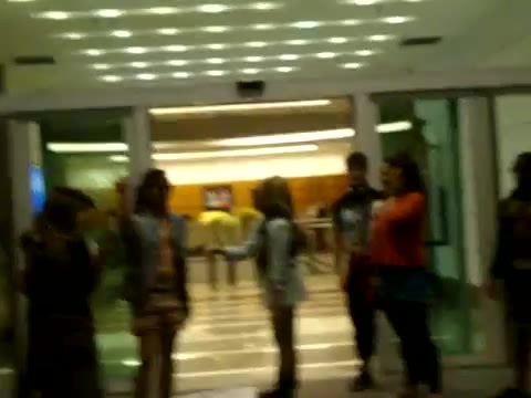 Demi Dançando Na Porta Do Hotel RJ 303