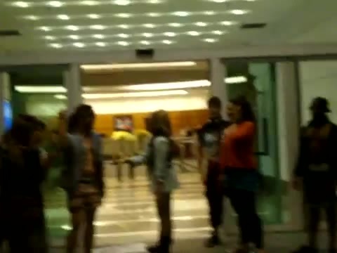 Demi Dançando Na Porta Do Hotel RJ 305