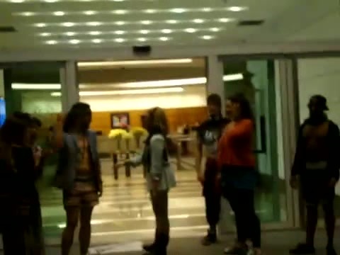 Demi Dançando Na Porta Do Hotel RJ 307