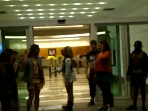 Demi Dançando Na Porta Do Hotel RJ 308
