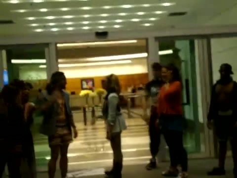 Demi Dançando Na Porta Do Hotel RJ 310