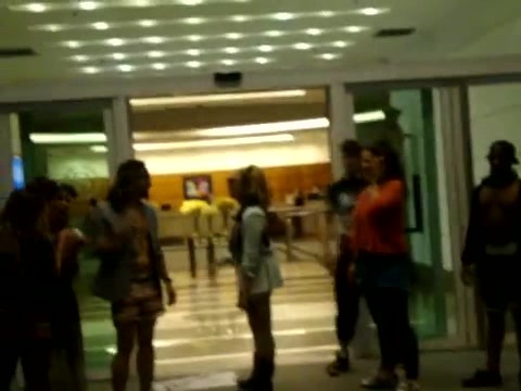 Demi Dançando Na Porta Do Hotel RJ 312