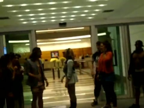 Demi Dançando Na Porta Do Hotel RJ 316