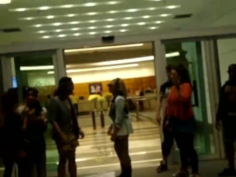 Demi Dançando Na Porta Do Hotel RJ 318