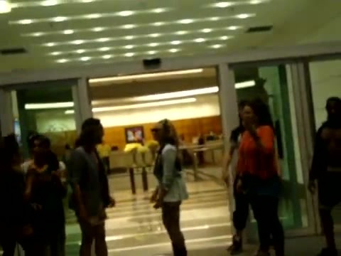 Demi Dançando Na Porta Do Hotel RJ 321