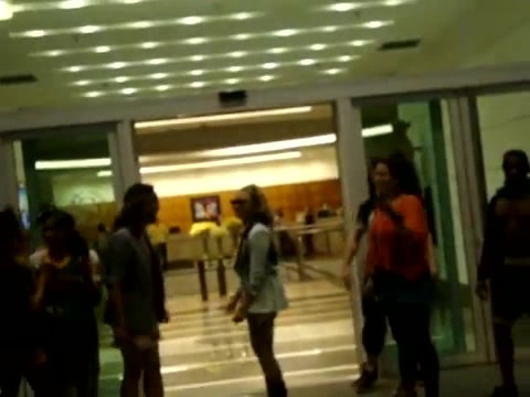 Demi Dançando Na Porta Do Hotel RJ 323 - Demi - Dance in the hotel lobby